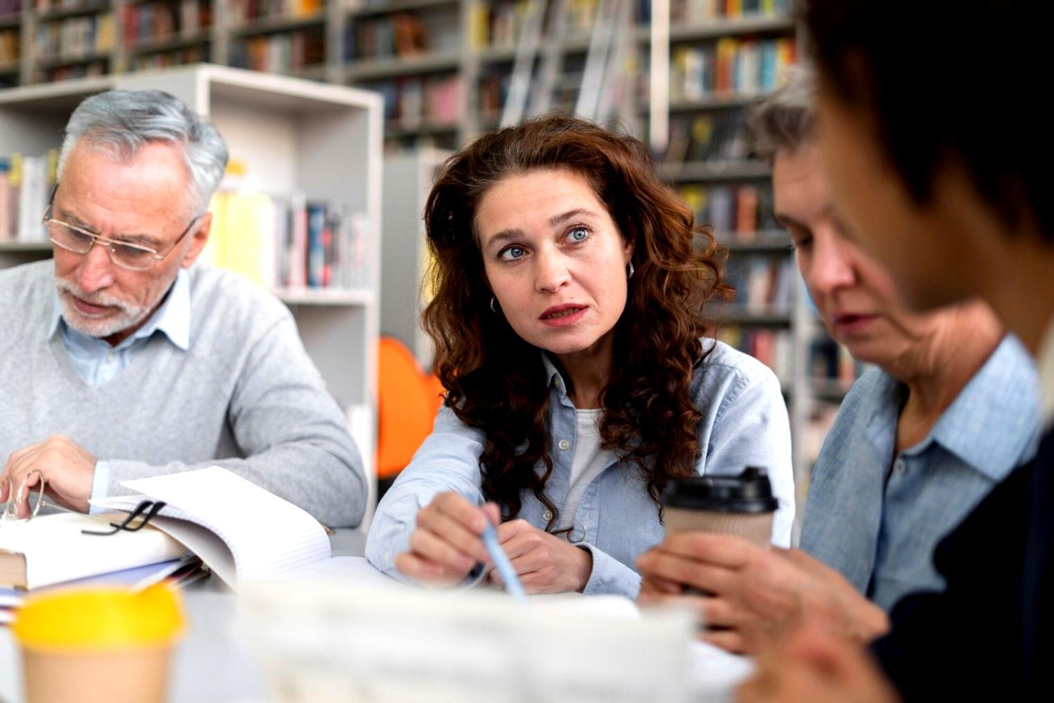 Команда обговорює нові функції під час робочої зустрічі